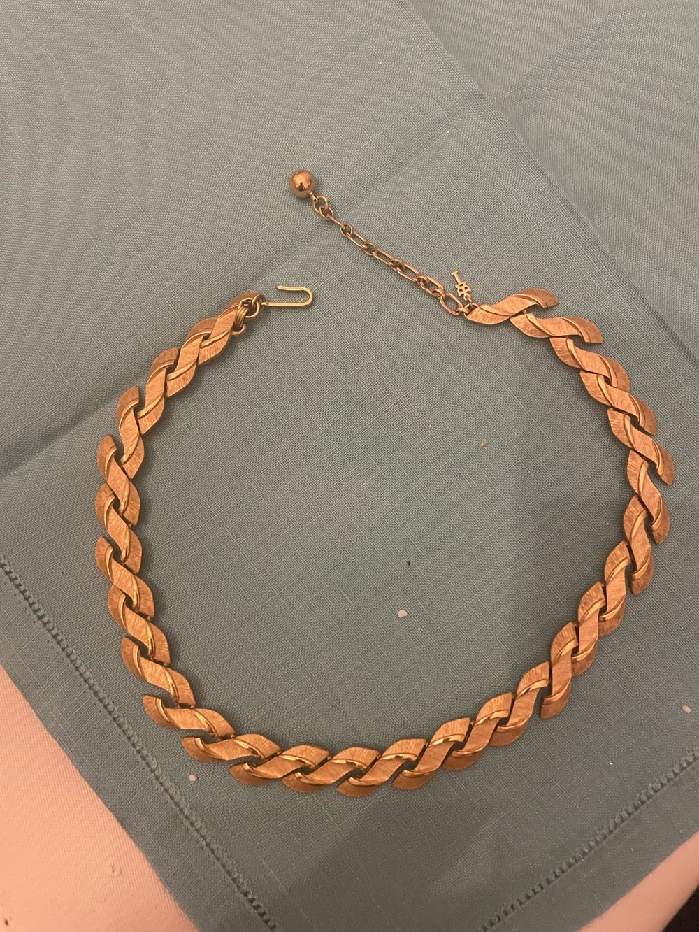Vintage Trifari gold tone necklace 
Excellent condition